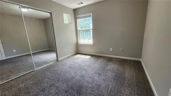 Building Photo - 281 Silver Ridge Dr