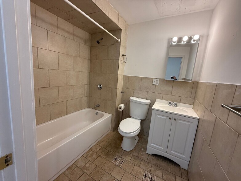 Building Photo - 16 Chelsea St