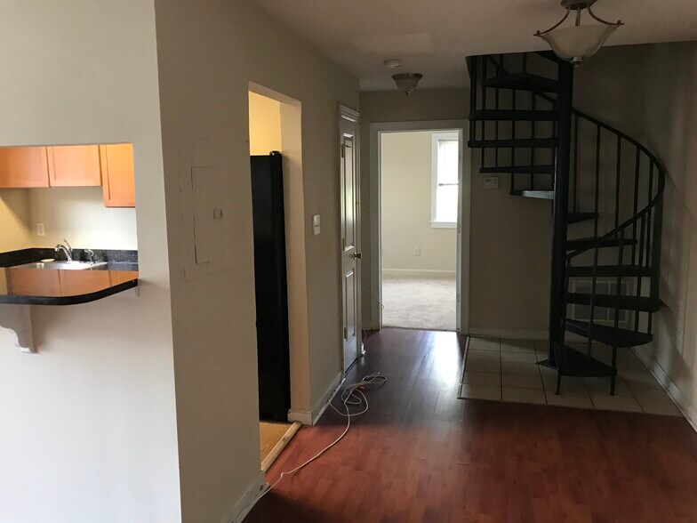 Building Photo - 750 Barnaby St SE