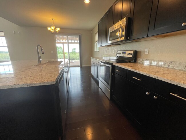 Building Photo - Luxurious 3 Bedroom 2.5 Bathroom House in ...