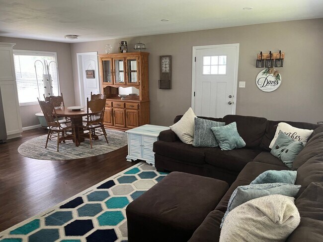 Building Photo - Charming 3BR/2BA one-level house