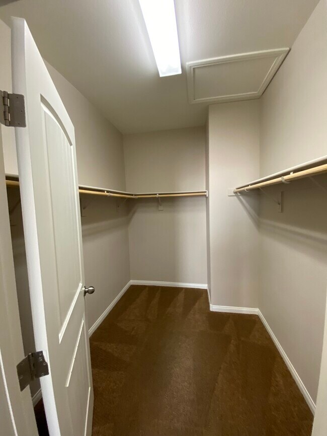 Building Photo - Spacious 4-Bed, 3-Bath Home in Southwest L...