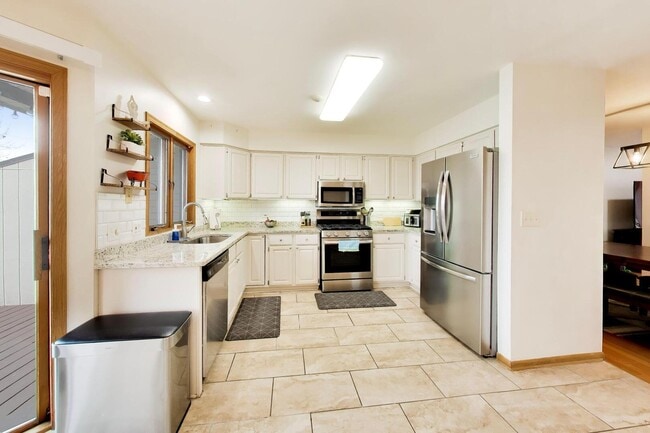 Building Photo - 943 W Essex Pl