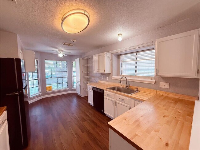 Building Photo - 12314 Thompkins Dr