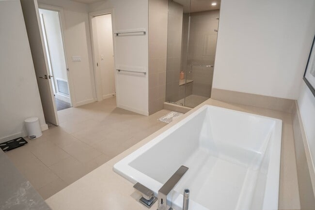 Building Photo - Modern 3 Bedroom, 3 Bathroom Furnished Condo at Makalii in Wailea