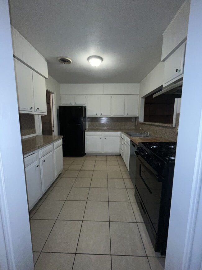 Building Photo - 12 Putnam Ave