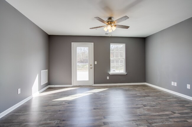 Building Photo - 138 Main St N