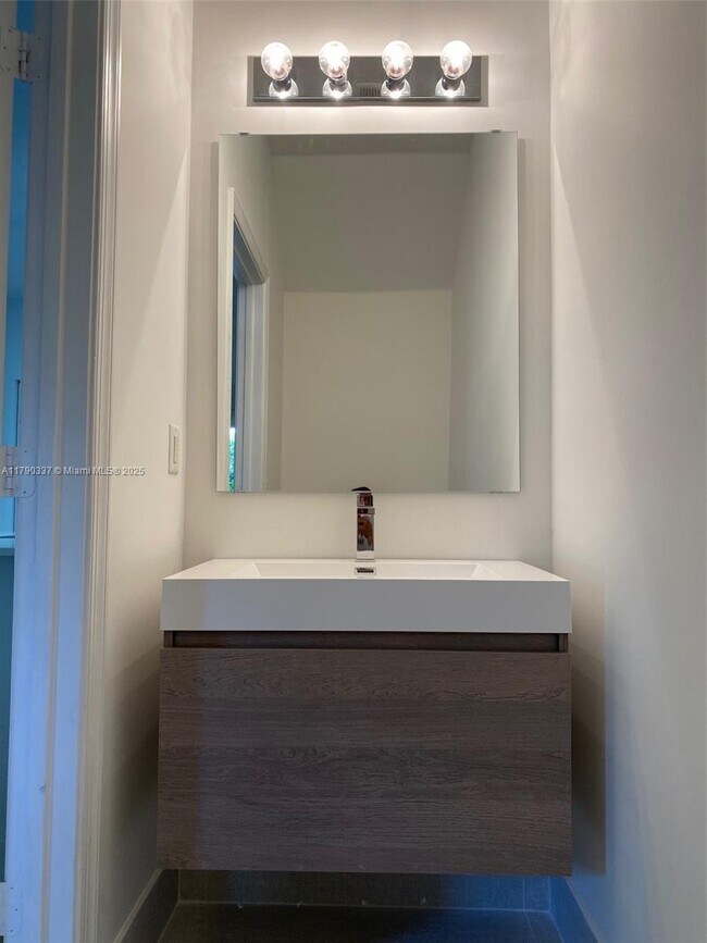Building Photo - 4034 Peppertree Dr