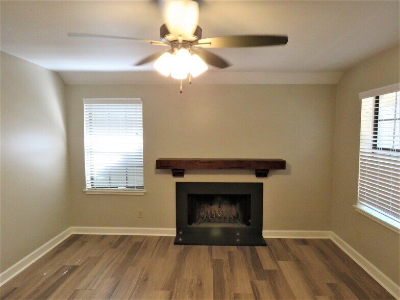 Building Photo - 509 E 7th St