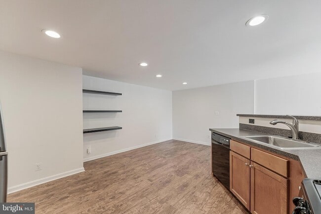 Building Photo - 1417 N Van Dorn St