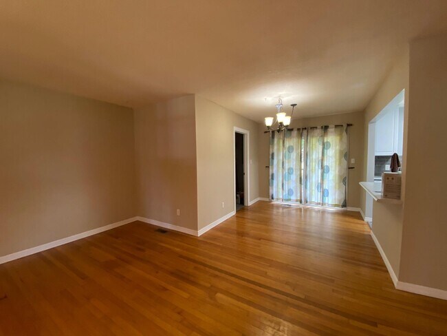 Building Photo - 899 Tamarack Ave
