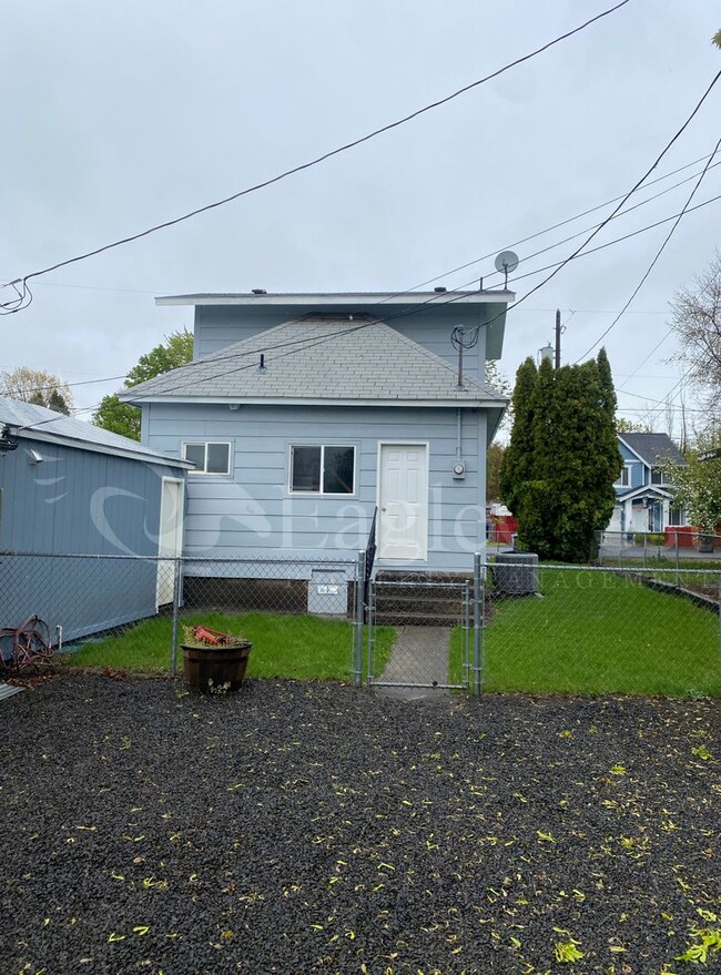 Building Photo - One Bedroom Cottage