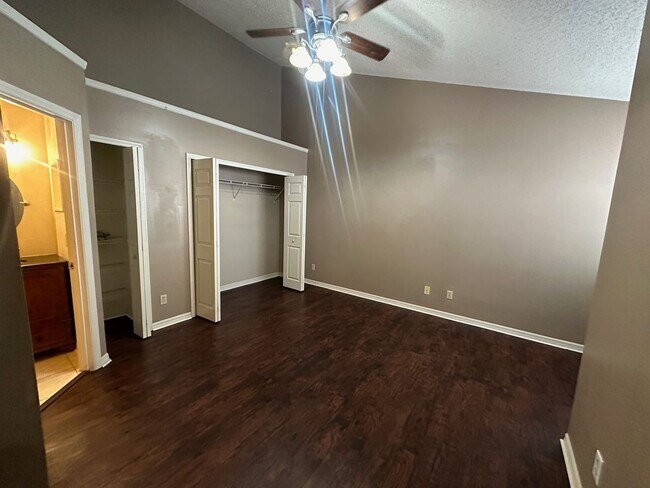 Building Photo - 645 Stafford Terrace