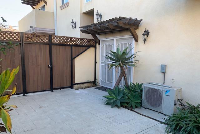 Private, gated front yard - 13405 Burbank Blvd