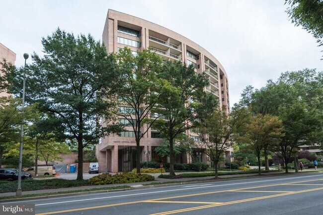 Building Photo - 1805 Crystal Dr