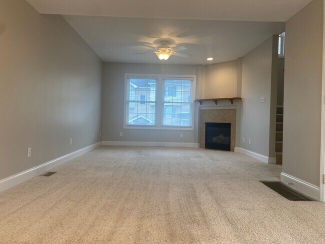Building Photo - 2 Bedroom Ashton Estates Townhouse- Availa...