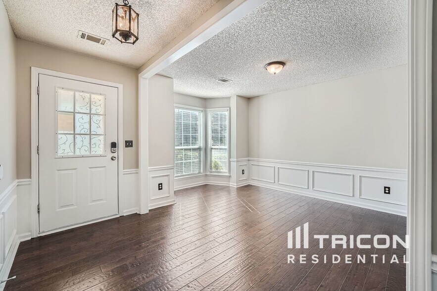 Building Photo - 570 Lullingstone Dr SE