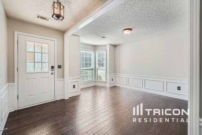Building Photo - 570 Lullingstone Dr SE