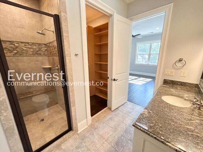 Building Photo - Spacious 7 Bed/8 Bath Home with Garage / Pet-Friendly / Available Now!