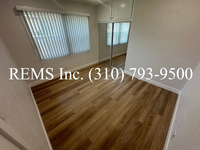 Building Photo - 25021 Oak St