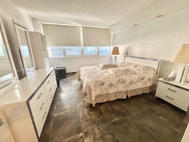 Building Photo - 2030 S Ocean Dr