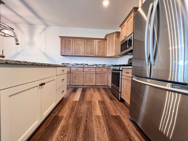 Building Photo - Beautiful Townhouse!