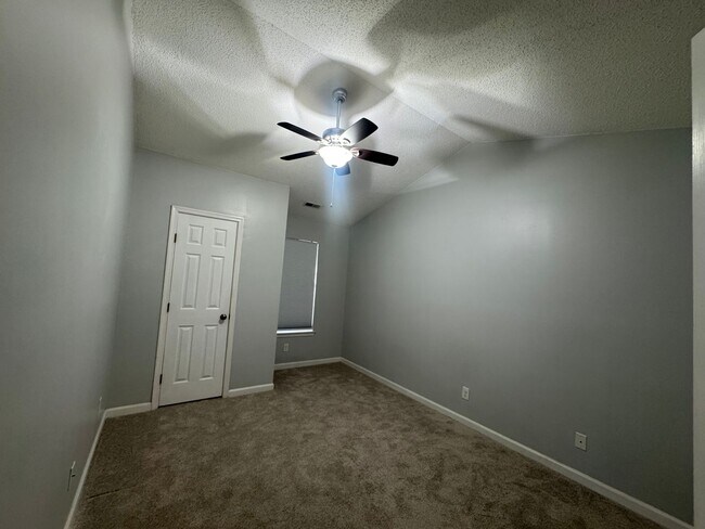 Building Photo - Condo Living in Newport News