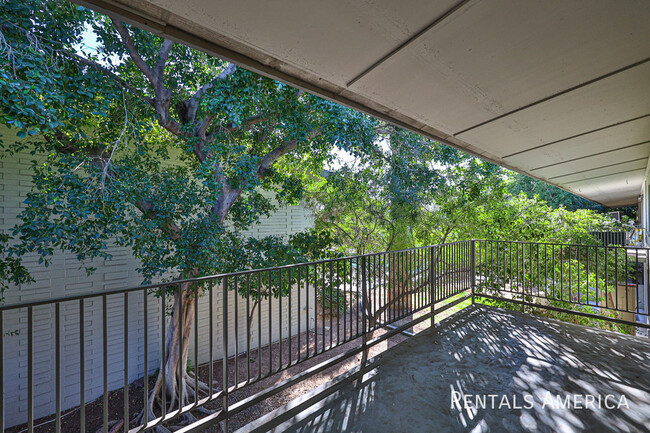 Building Photo - Spacious Upstairs 2BD 2BA Condo in Phoenix!