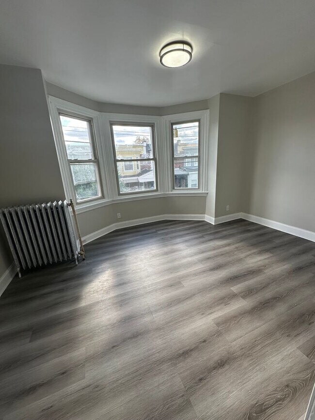 Building Photo - Newly Renovated 3 Bed/1 Bath Rowhome