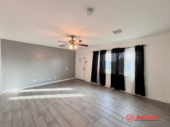Building Photo - 3-Bedroom Home In East Bakersfield!
