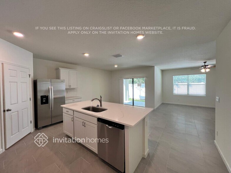 Building Photo - 9671 Seaspray Dr