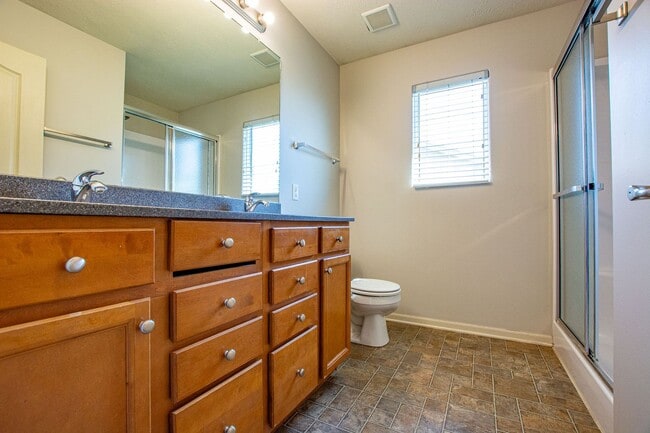 Building Photo - Extremely Spacious 3 Bedroom / 2.5 Bath Home in Bellevue!