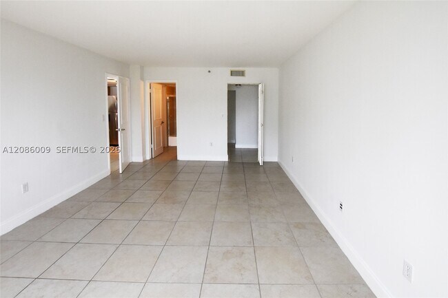 Building Photo - 540 Brickell Key Dr