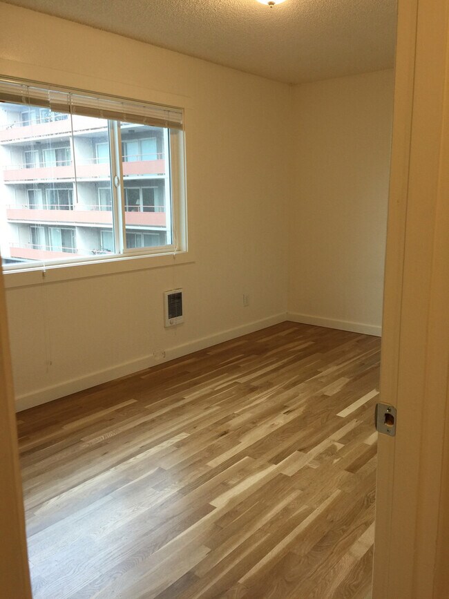 Building Photo - Great location! Dishwasher, hardwoods, on ...