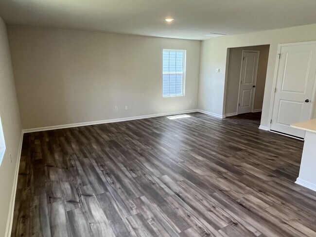 Building Photo - COMING AUGUST 2026!!! Newer 4 Bed Home in University Area
