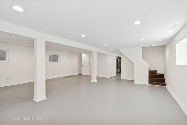 Building Photo - 6236 W Cornelia Ave