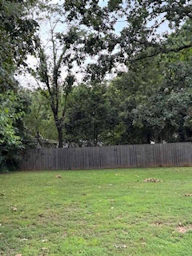 Building Photo - 4 Bedroom with fenced in yard!