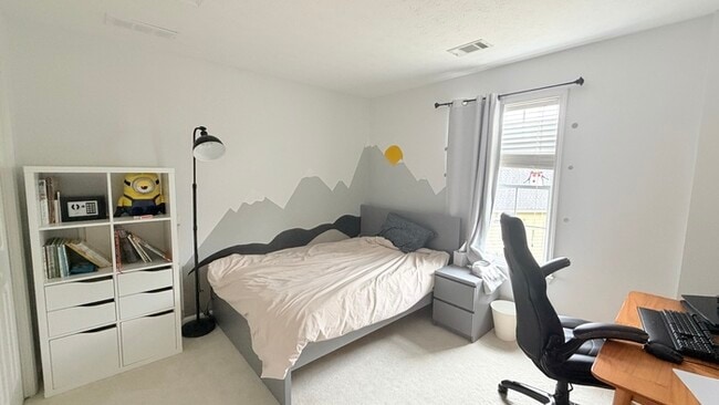 Building Photo - Beautiful backyard