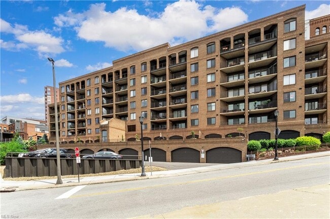 Building Photo - 1444 W 10th St