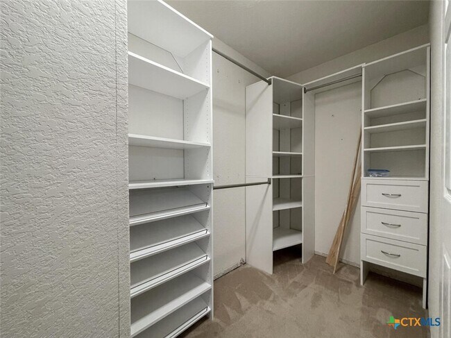 Building Photo - 2237 Stoneleigh Dr