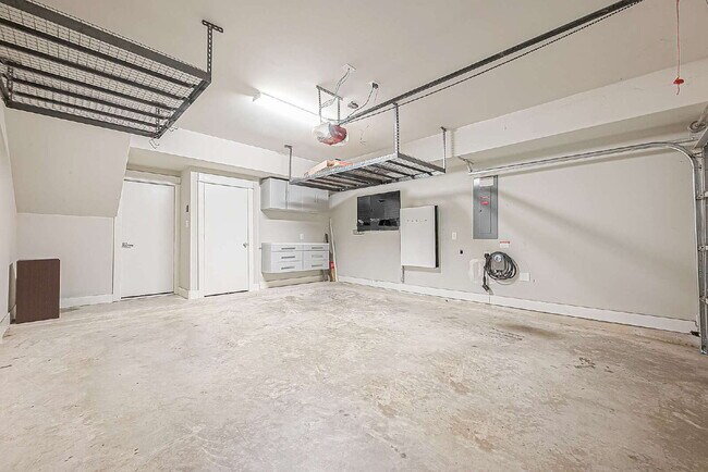 Building Photo - Modern home with 3 bedrooms, 3.5 bathrooms...