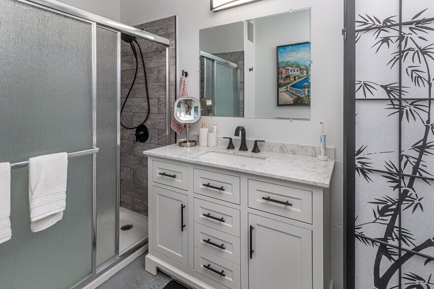 Guest Bathroom - 27222 Plumwood Ave
