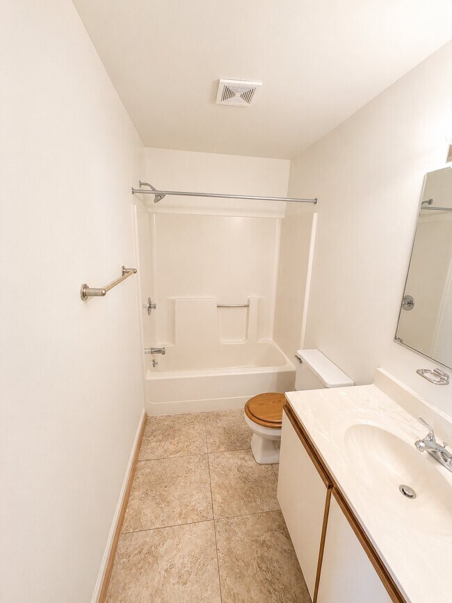 Building Photo - 541 Pineland Cir