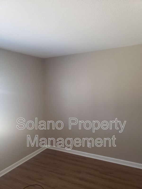 Building Photo - 340 Colonial Cir