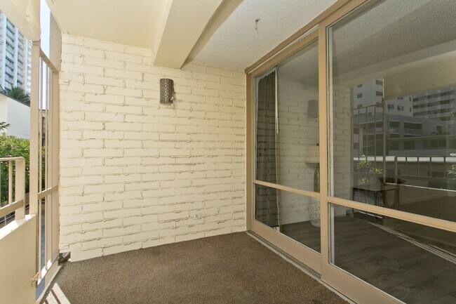 Building Photo - Waikiki 2 BD 1 Gated PRK w/ Washer/Dryer in Unit