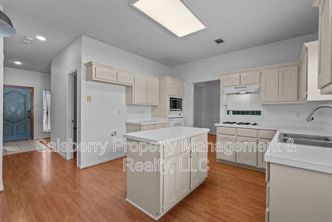 Building Photo - 1105 Hall Dr