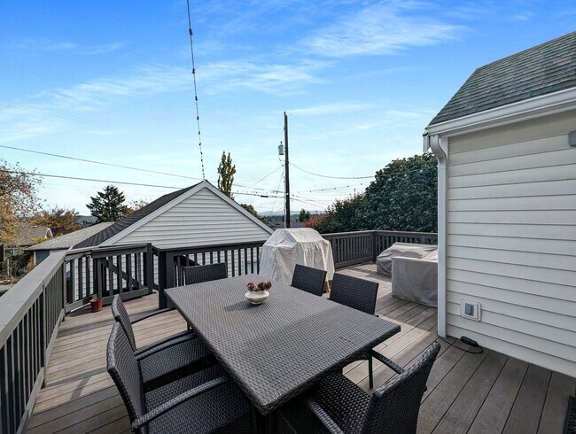 Building Photo - Elegant 3-Bedroom Home with Exceptional Craftsmanship in West Seattle