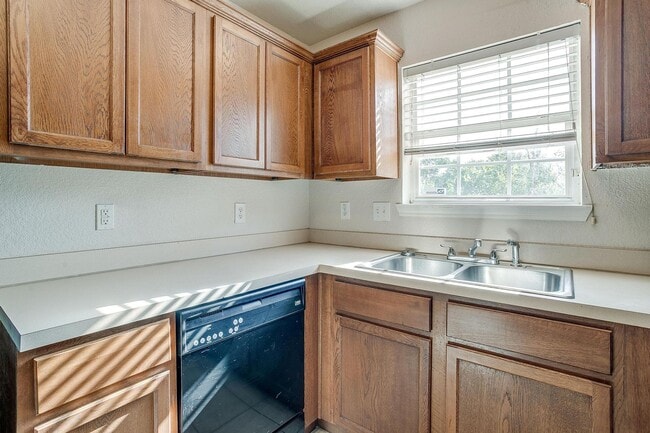 Building Photo - Half of Duplex Ready for New Tenants- 3 Bed, 2 Bath- Near the Historic Stockyards- 76164