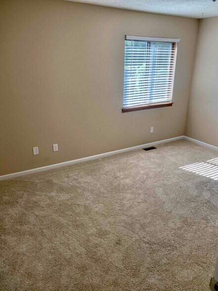 Building Photo - 2755 Pin Oak Dr