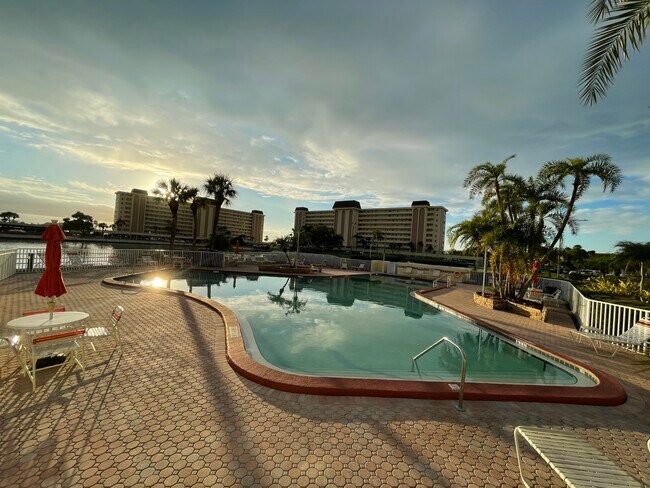 Building Photo - 4750 Cove Cir